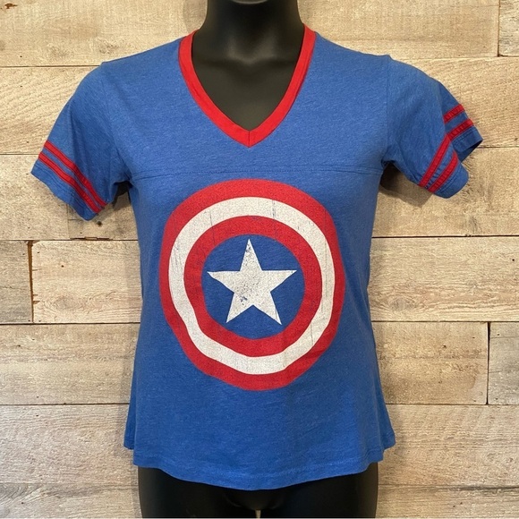 🛍️3/$30 Marvel women’s captain America factory faded t-shirt in size large - Picture 1 of 6